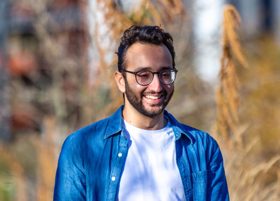 Vrolijke foto van Ali Abdaal buiten