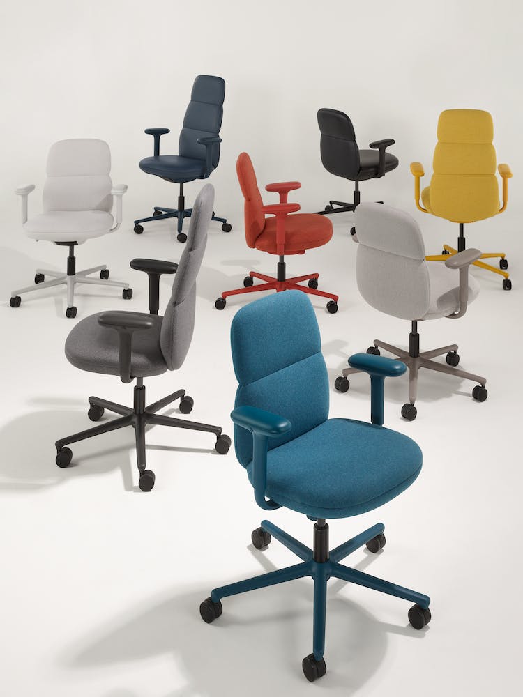 Acht Herman Miller Asari-bureaustoelen in grijs, geel, rood en blauw, die het beschikbare kleurenassortiment laten zien.