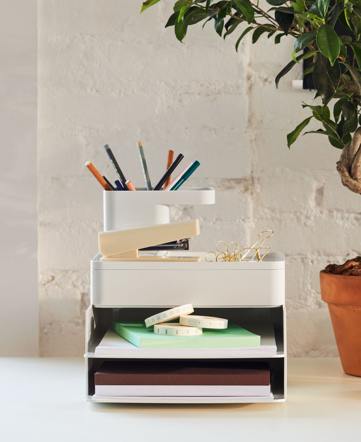 Close-upfoto van verschillende Formwork-opberg- en organisatieaccessoires voor op het bureau