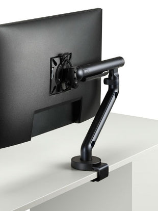 Zijaanzicht van een witte Flo-monitorarm van CBS, die het grote bewegingsbereik laat zien.