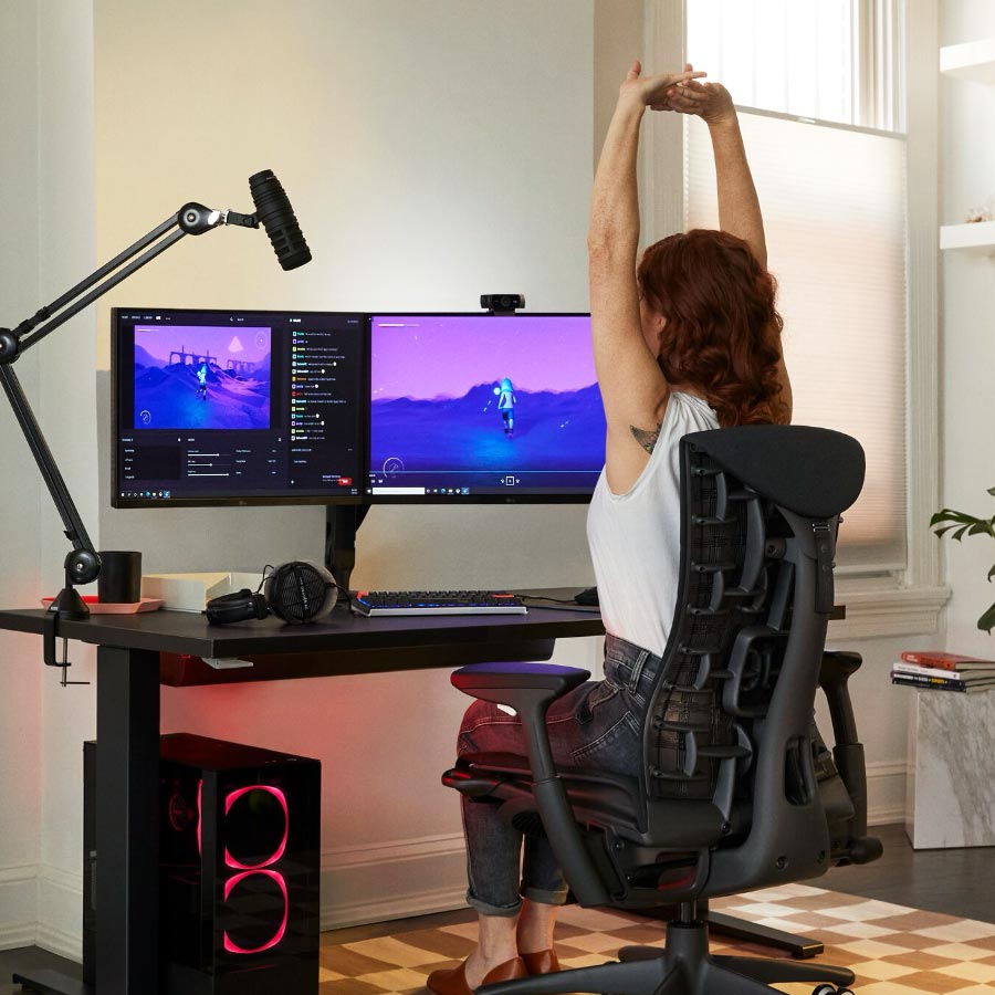 Esports-arts Lindsey Migliore voor een gamingopstelling met twee monitoren op Ollin-monitorarmen