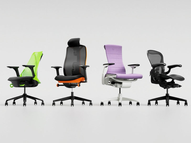 Een ergonomische Herman Miller Embody-gamingstoel in wit en amethistpaars tegen een witte achtergrond.