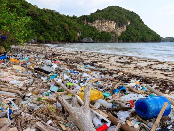 Foto van een strand bedekt met plastic, waarop te zien is waar Herman Miller het plastic terugwint voor gebruik in nieuwe producten
