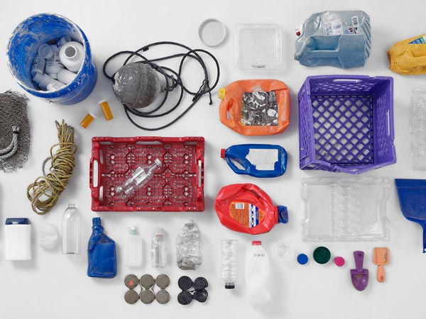 Foto van verschillende plastic voorwerpen die uit de oceanen zijn opgehaald, waaronder flessen en deksels