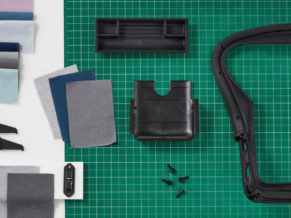 Foto van nieuwe onderdelen van Herman Miller-stoelen die zijn gemaakt van gerecycled oceaanplastic