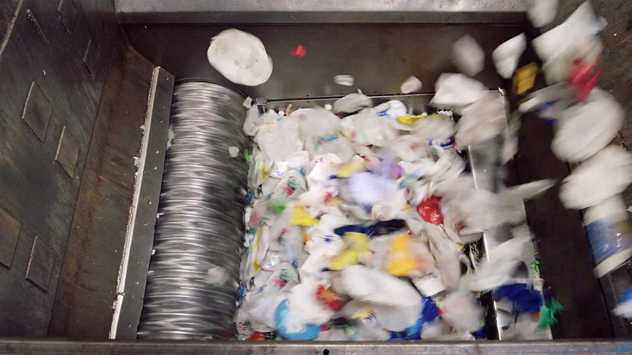 Korte video die het proces laat zien dat Herman Miller gebruikt om plastic op te halen, te sorteren, te wassen en om te zetten in herbruikbaar plastic voor nieuwe stoelen