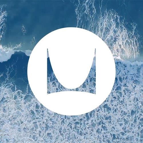 Afbeelding van oceaangolven met het witte logo van Herman Miller