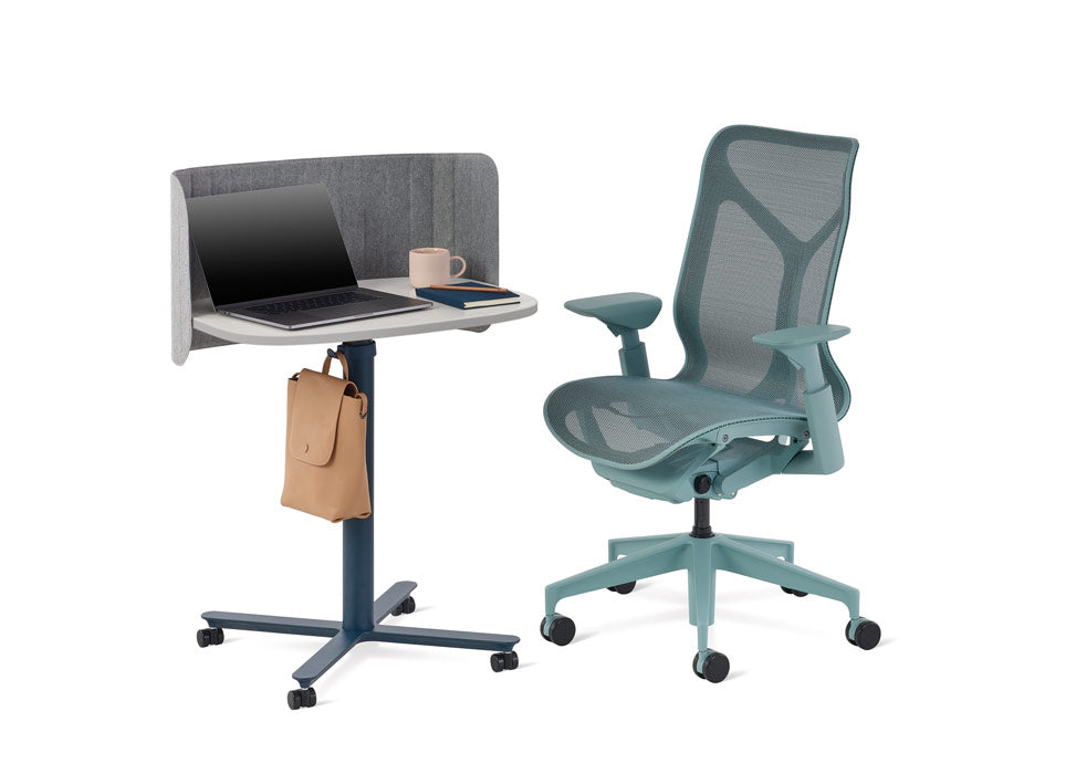 Een blauwe Cosm-bureaustoel van Herman Miller naast een blauw-witte Passport-tafel van Herman Miller.