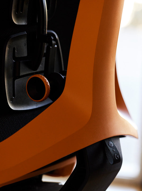 Close-up van een gele en zwarte Vantum-gamingstoel van Herman Miller, waarbij de kantelfunctie te zien is.