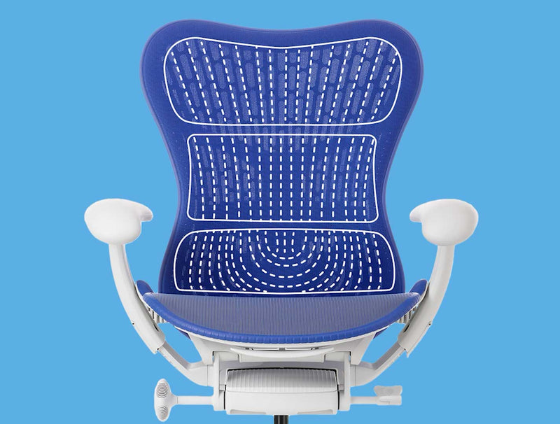 Een video van een blauw-witte Mirra 2-bureaustoel van Herman Miller, gezien vanaf de voorkant met witte afbeeldingen eroverheen, waarbij de ergonomische rugleuning wordt benadrukt.