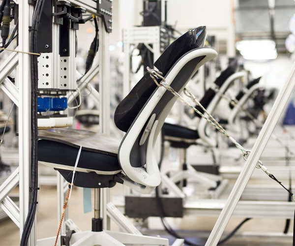 Foto van de miljoen cyclustest die alle stoelen van Herman Miller ondergaan en die 12 jaar continu gebruik nabootst.