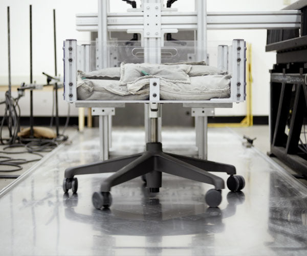 Foto van de draaitest die de beweging van stoelen die meer dan 60.000 keer draaien nabootst, waaraan alle stoelen van Herman Miller worden onderworpen.