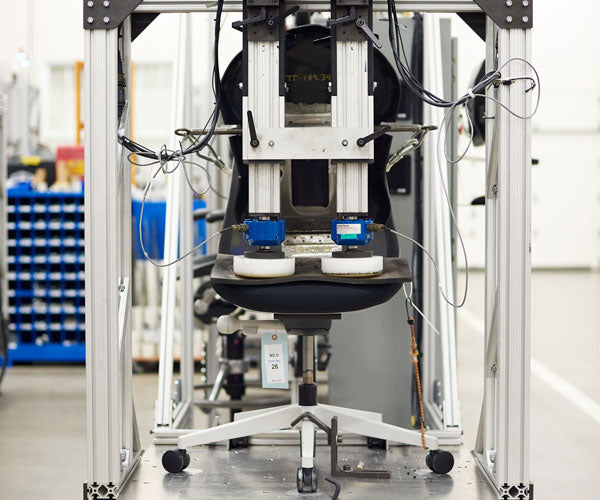 Foto van de schok- en vochtigheidstest die ervoor zorgt dat alle stoelen van Herman Miller bestand zijn tegen transport en klimaten over de hele wereld.