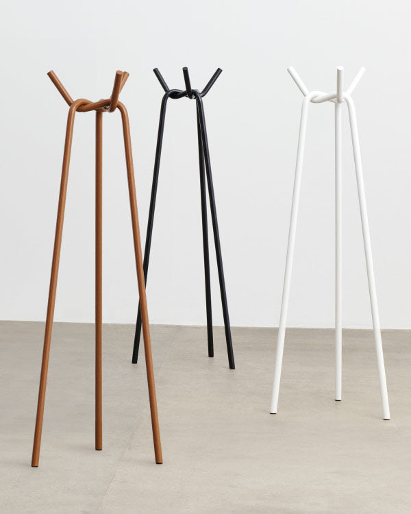 Drie gebreide kapstokken van HAY, in de drie beschikbare kleuren: toffee, zwart en wit.
