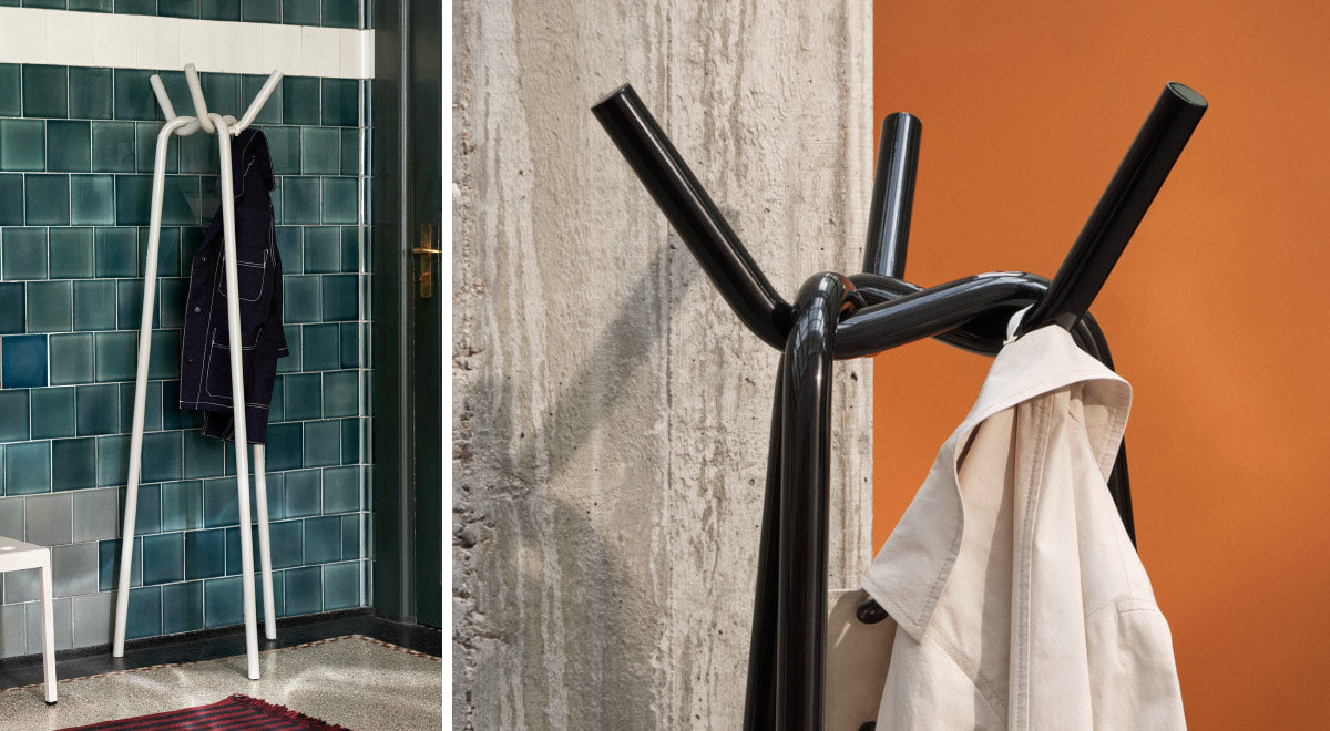 Een collage van twee afbeeldingen. De eerste is een witte Knit-kapstok van HAY in een gang, met een spijkerjasje eraan gehangen. De tweede is een close-up van een zwarte Knit-kapstok van HAY met een wit jasje eraan gehangen.