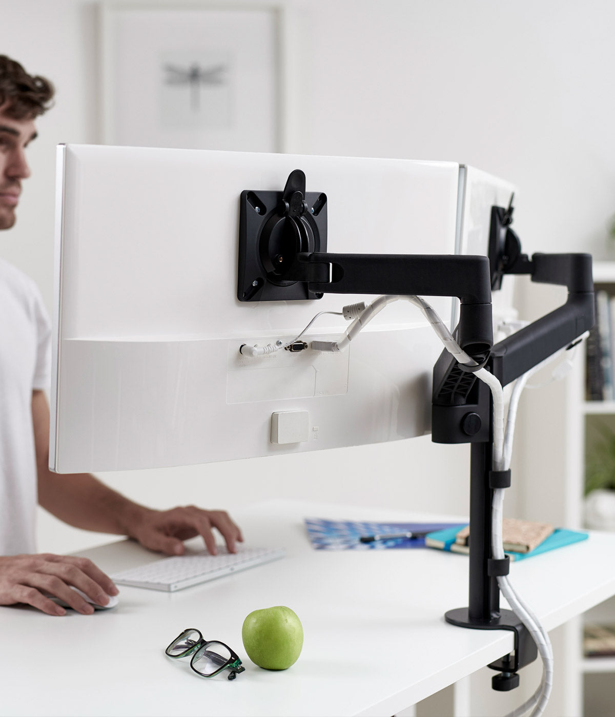 Een zwarte CBS Lima-monitorarm voor twee beeldschermen op een zit-sta-bureau.