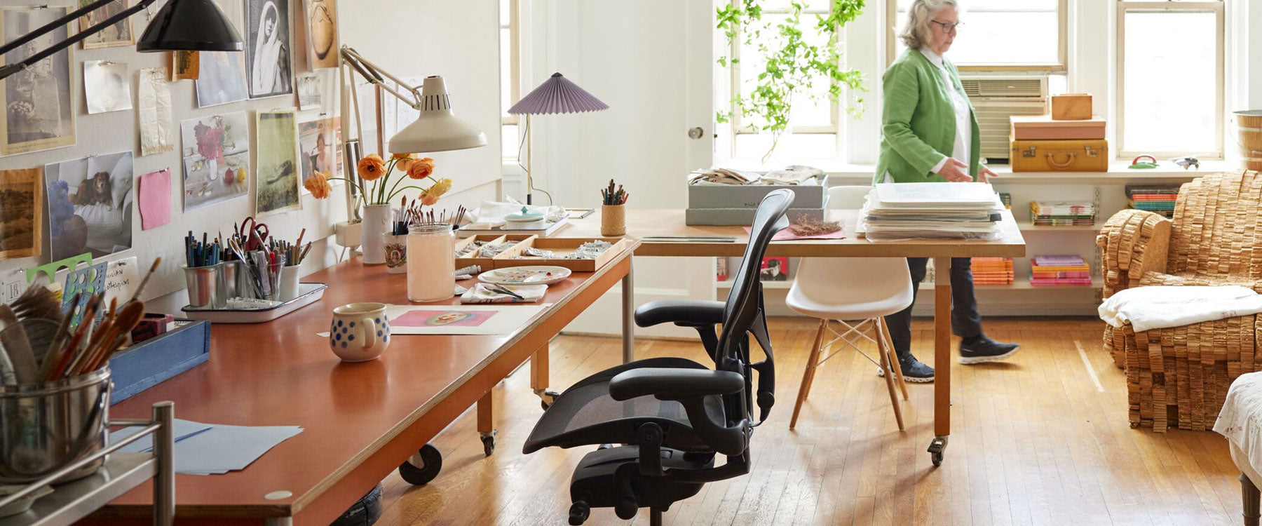De thuisstudio van auteur en kunstenaar Maira Kalman, met een Herman Miller Aeron.