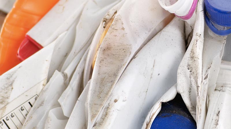 Video die de evolutie van de Aeron-bureaustoel toont tot de nieuwste innovatie, waarbij gerecycled plastic uit de oceaan wordt gebruikt voor de productie van de stoelen