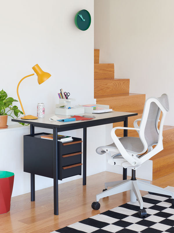 Thuiskantoor met Mode-bureau met vaste hoogte, lade en witte Cosm-bureaustoel met lage rugleuning en diverse kantooraccessoires.