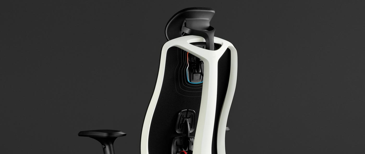 Achteraanzicht van een wit-zwarte Vantum-gamingstoel van Herman Miller, met witte afbeeldingen die de rugleuning en hoofdsteun benadrukken.