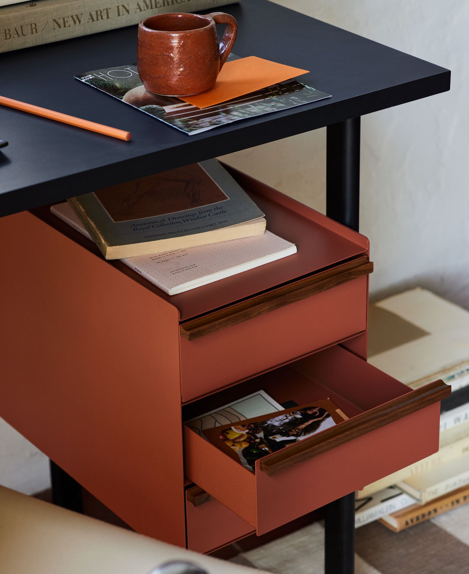 Close-upfoto van opberglades op een compact Mode-bureau van Herman Miller