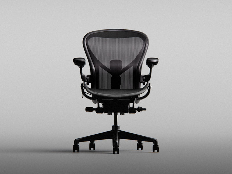 Vooraanzicht van de Aeron-gamingstoel in onyxzwart.