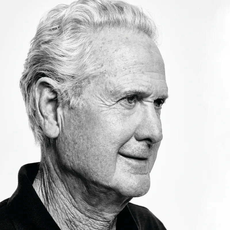 Zwart-wit portretfoto van Don Chadwick