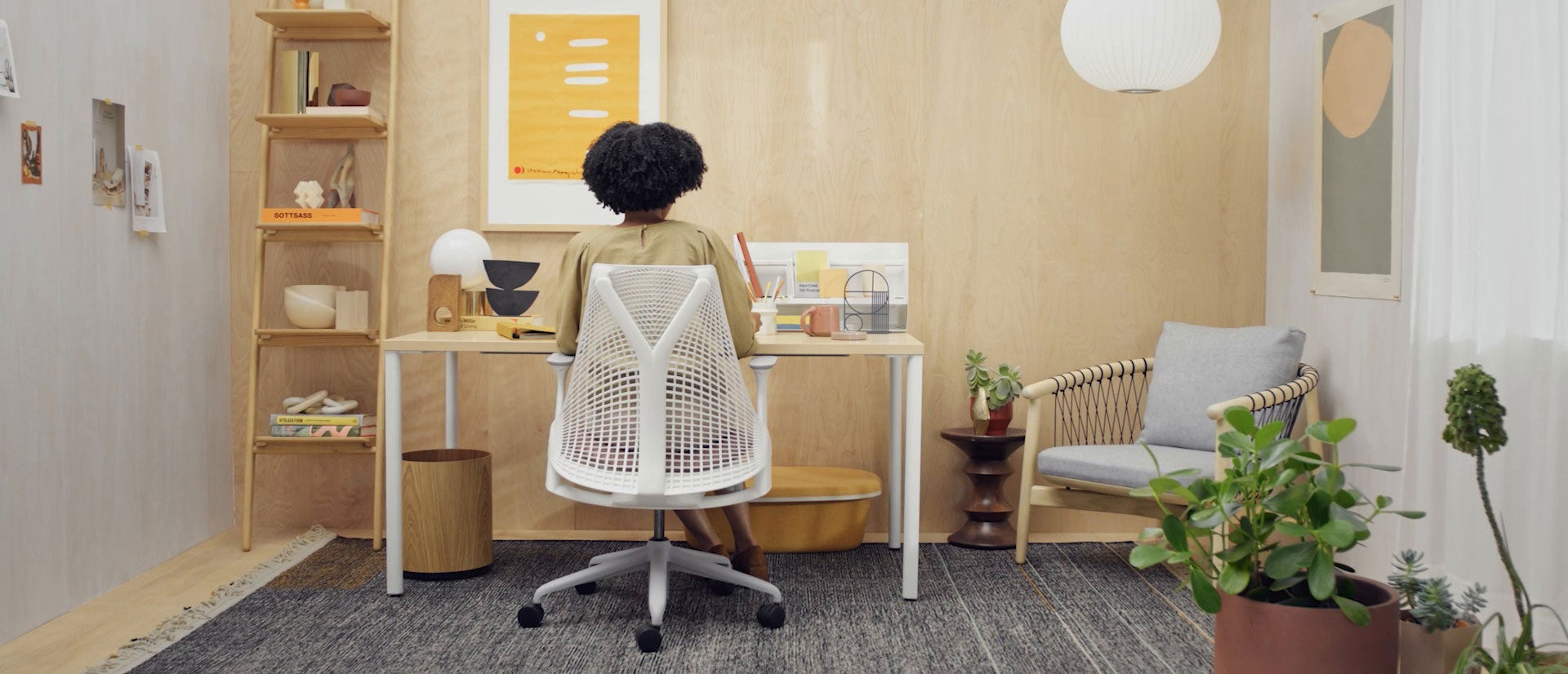 Video van thuiskantooromgevingen die veranderen in verschillende kantoorscènes met verschillende mensen, met close-ups van de bureaustoelen en bureaus die worden gebruikt