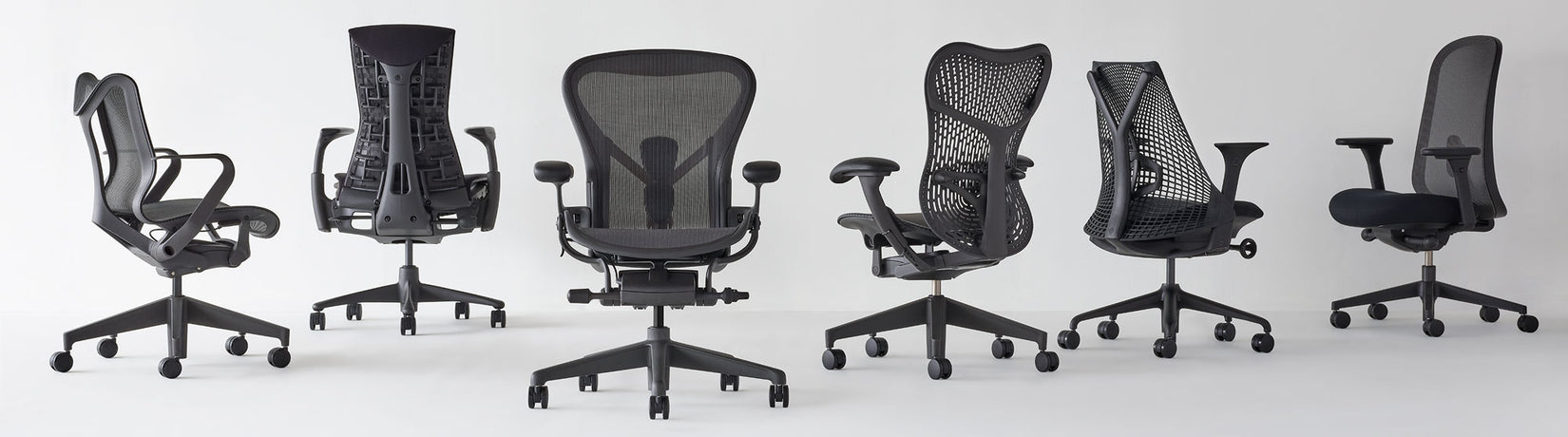 Reeks Herman Miller-thuisbureaustoelen in verschillende hoeken, allemaal in grafiet, met Cosm met lage rugleuning, Aeron, Mirra 2 en Lino
