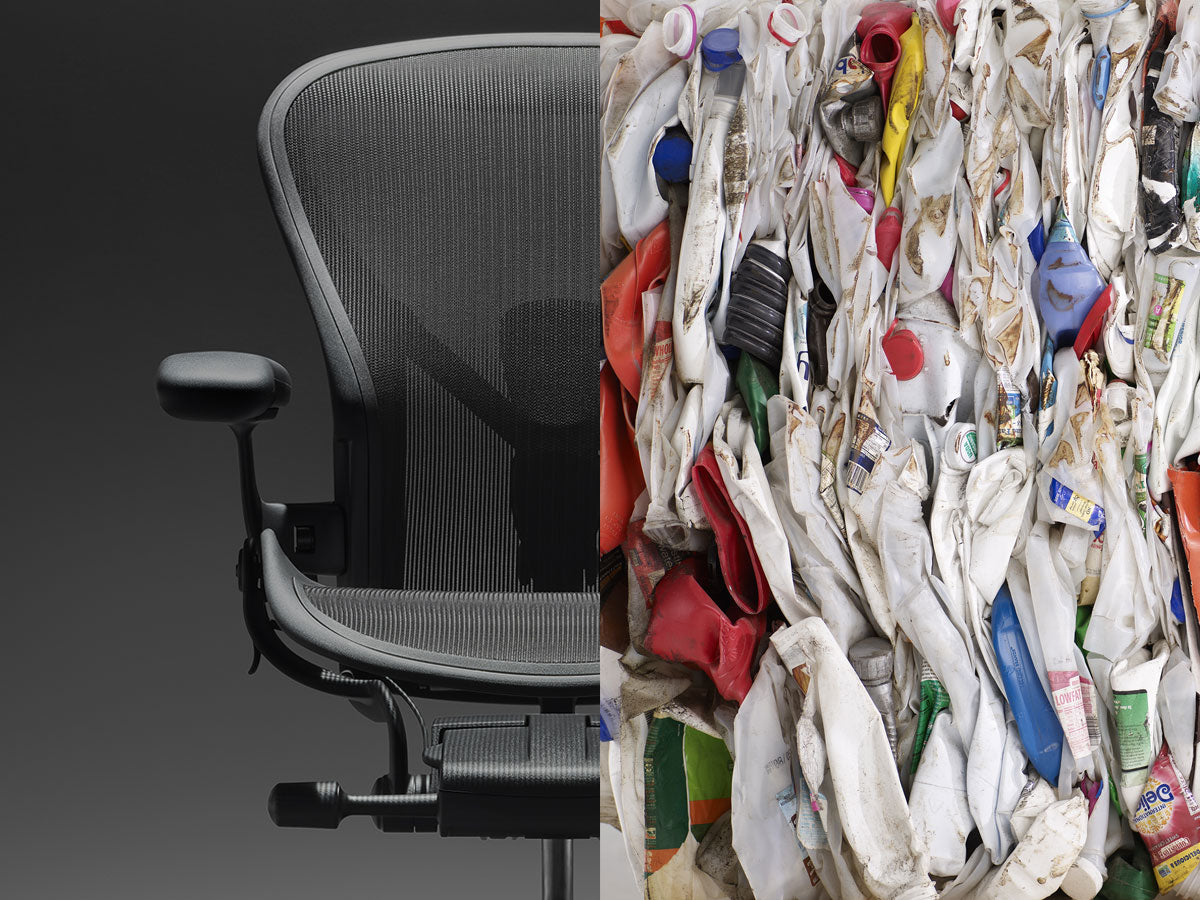 Afbeelding in tweeën gedeeld, met aan de ene kant de Aeron-thuiskantoorstoel en aan de andere kant stukken plastic die uit de oceaan zijn gehaald en worden gerecycled tot materiaal dat wordt gebruikt in stoelen van Herman
