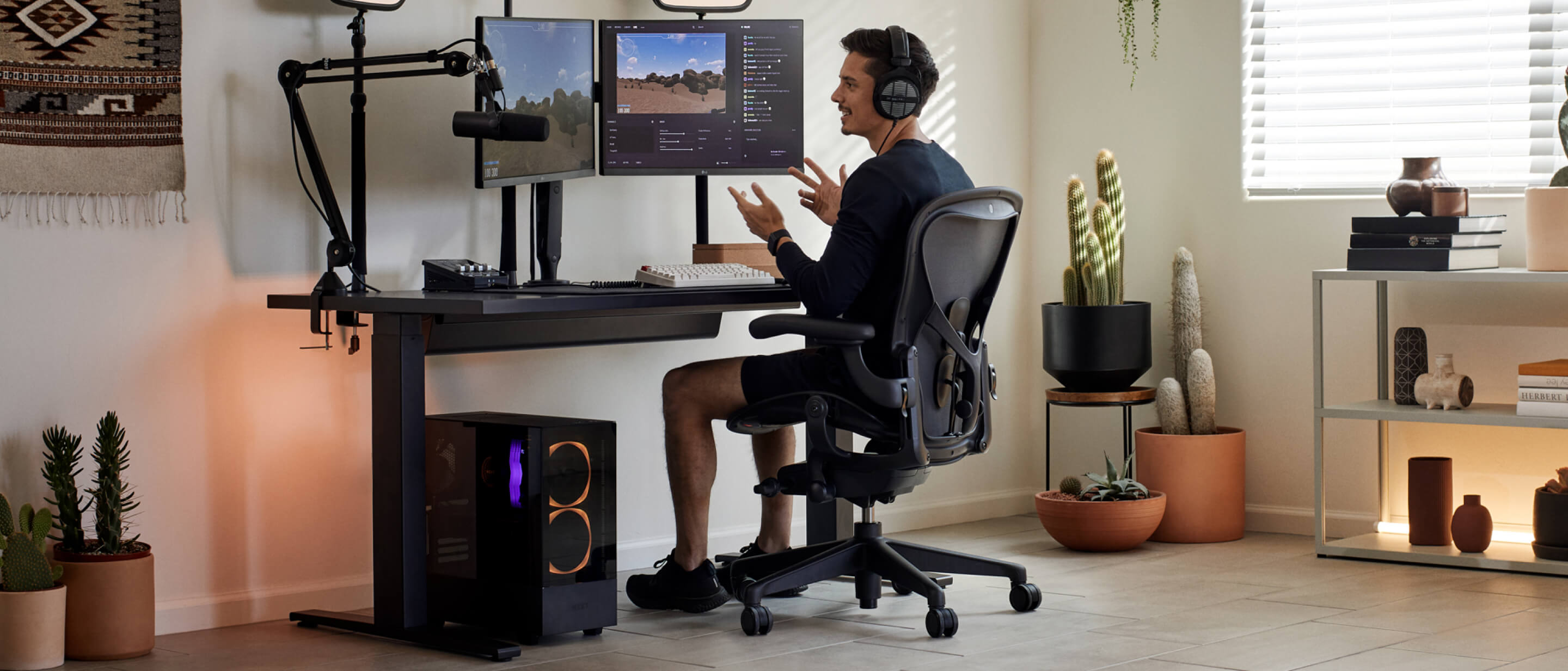Gamer Xaryu speelt een game op zijn Herman Miller-opstelling in een Aeron-gamingstoel met een Nevi-gamingtafel en Ollin-dubbele monitorarmen