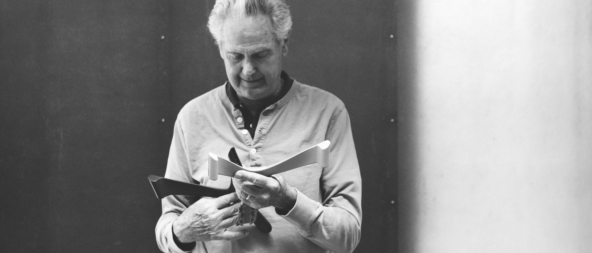 Zwart-witfoto van Don Chadwick met stoelonderdelen