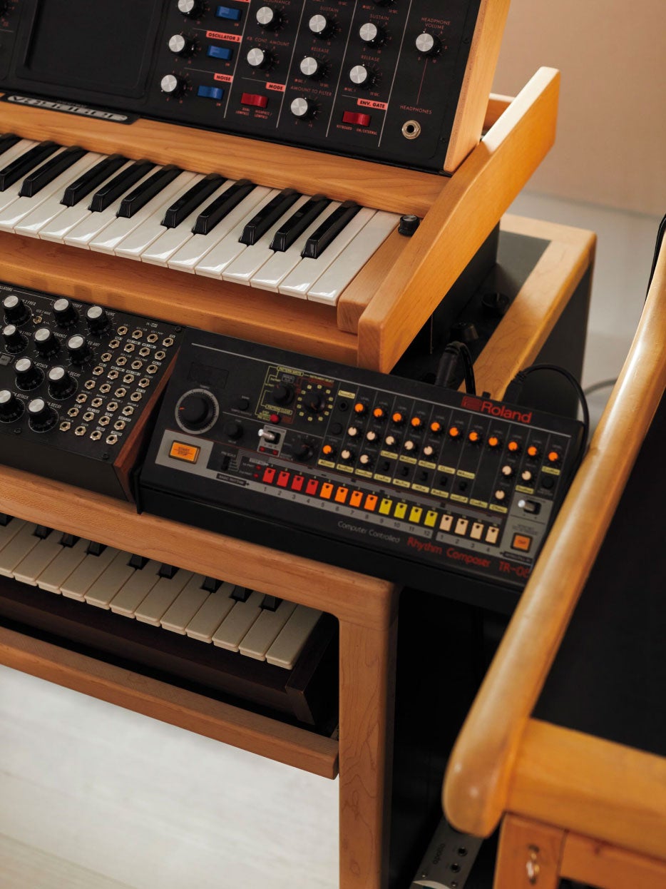 Achteraanzicht van een Aeron-bureaustoel in grafiet voor een mengpaneel